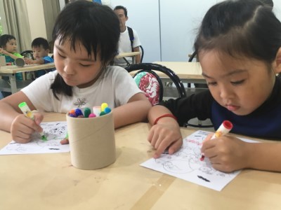 小朋友專心地為圖卡著色